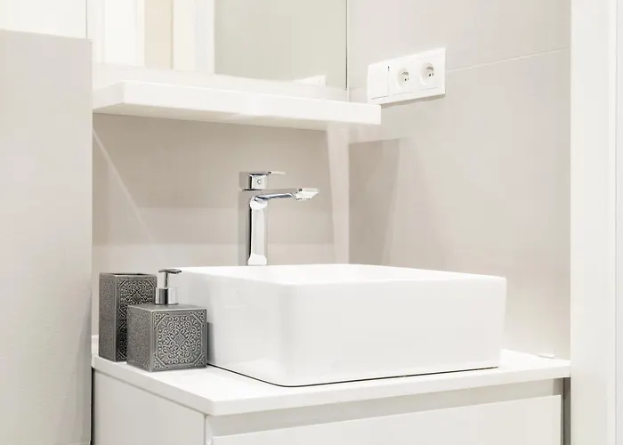 Househost : Sarego Street