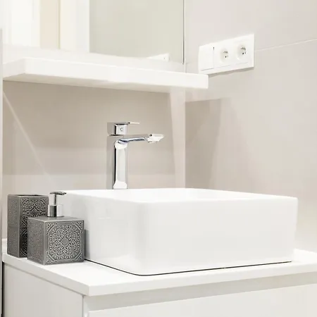 Househost : Sarego Street